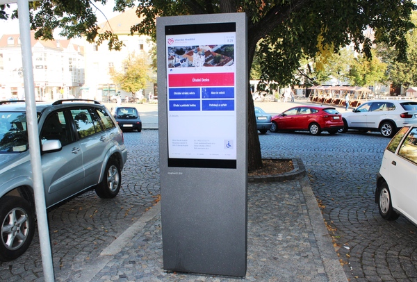 Před radnicí stojí nový panel s informacemi
