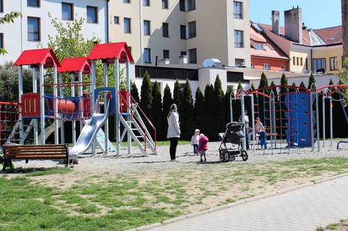 Dřevěné herní prvky na dětských hřištích dožívají