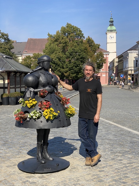 Květinová socha ženy v kroji ozdobila náměstí
