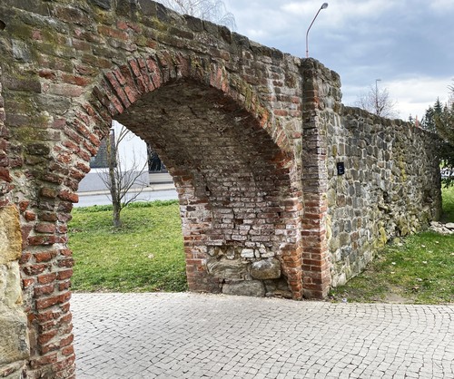 Památné opevnění města s Matyášovou bránou je opravené