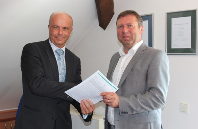 Starosta města přejímá ratingovou zprávu od ředitele české pobočky Moody's