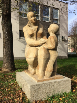 Socha lékařky s dítětem dostala znovu tvář