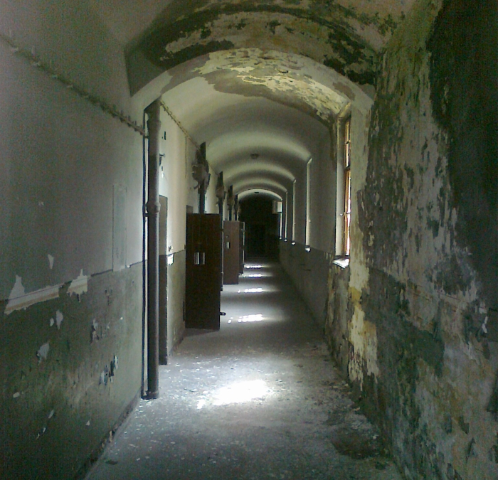 pohled do chodby věznice se vstupy do cel.jpg