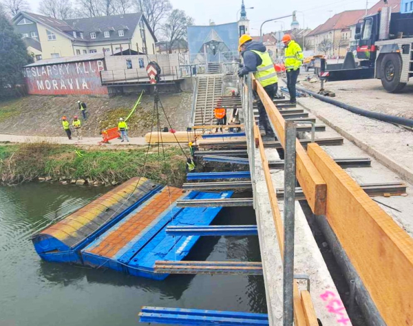 spouštění pontonu na řeku.jpg