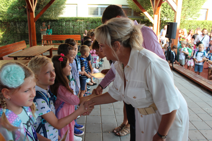 Místostarostka Pavlína Jagošová vítá prvňáčky na ZŠ Sportovní.JPG