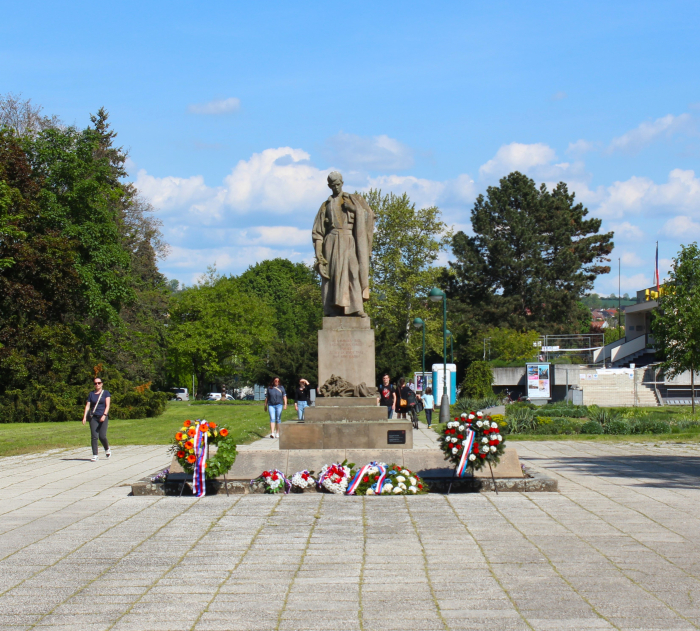 památník nám. Míru.JPG