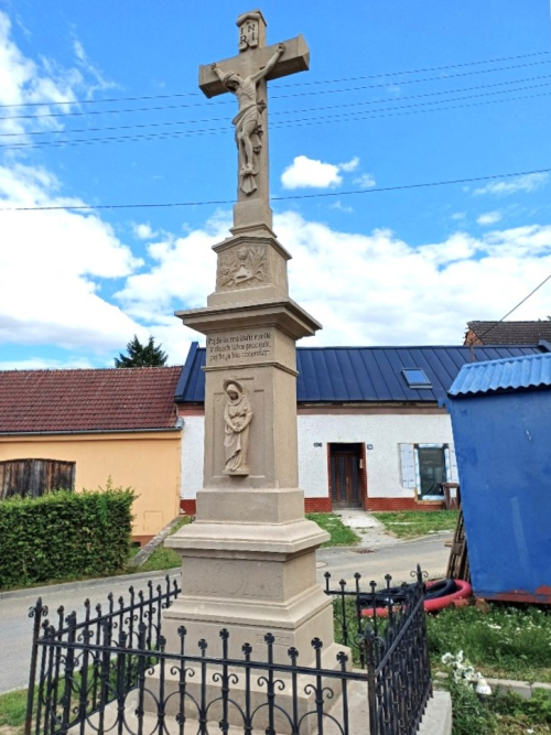 pohled na zrestaurovaný kříž v Míkovicích.jpg