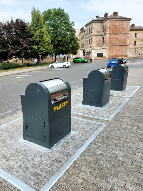podzemní kontejnery, Obchodní ul.jpg