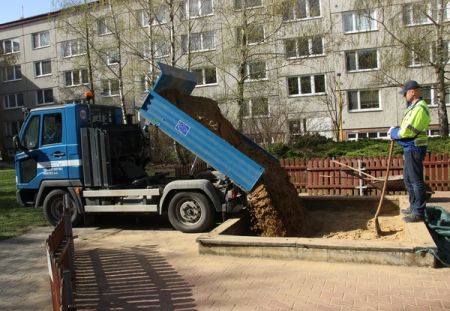 Nový písek v pískovištích pro děti