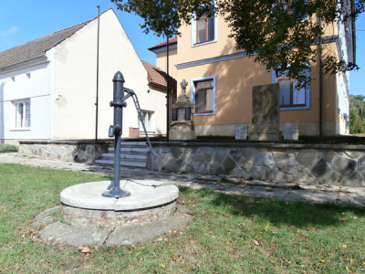 Opravená studna v městské části Vésky