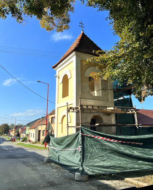 Město opravuje zvonici ve Véskách 