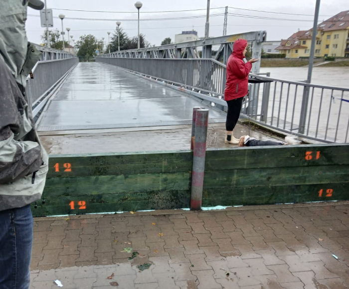 Město naistalovalo mobilní protipovodňové zábrany