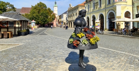 Květinová socha ženy v kroji ozdobila náměstí