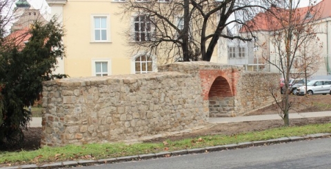 Památné opevnění města s Matyášovou bránou je opravené