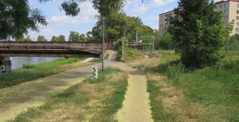 Cyklostezka Mojmír u železničního mostu