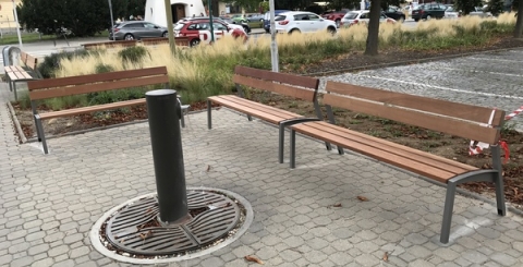 Nové lavičky, koš i stojany na kola na Palackého náměstí