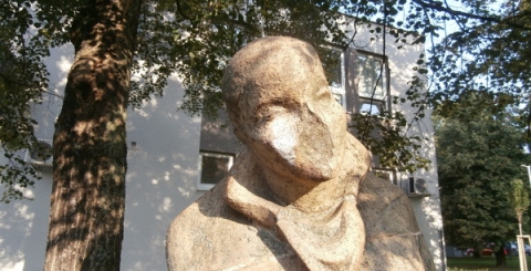 Socha lékařky s dítětem dostala znovu tvář