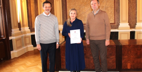 Starosta Stanislav Blaha a místostarosta Čestmír Bouda předávají výtěžek vánoční sbírky