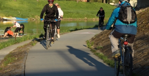 Pohled na cyklisty podél řeky Moravy