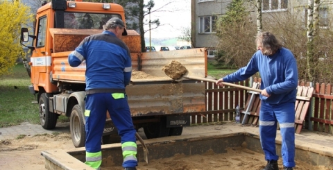 Nový písek v pískovištích pro děti