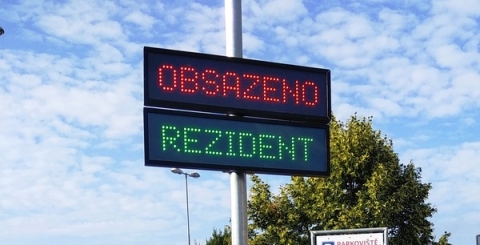 Digitální ukazatel obsazenosti parkoviště u vlakového nádraží