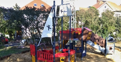 Pirátská loď na dětském hřišti v Rybárnách