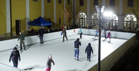 Kluziště na nádvoří bývalé jezuitské koleje