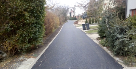 Vozovka v ulici Pod Vinohrady v Sadech