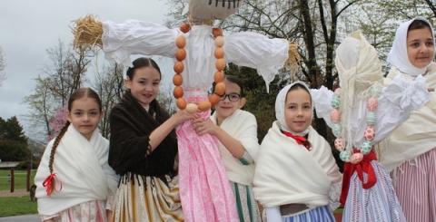 Děti z Hradišťánku vynášejí Morenu