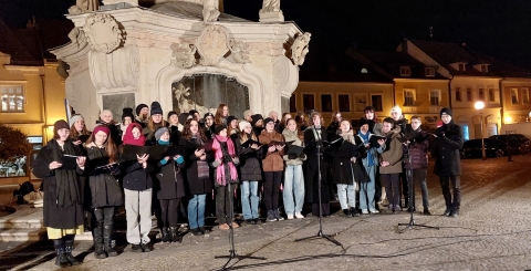 Zpívání k 17. listopadu.jpg