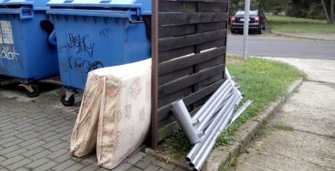 U kontejnerů se stále objevuje velkoobjemový odpad