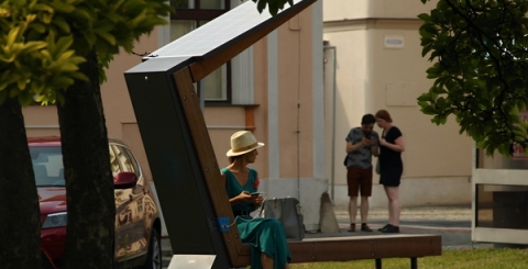 Lavička s USB napájením a wi-fi připojením na Palackého náměstí