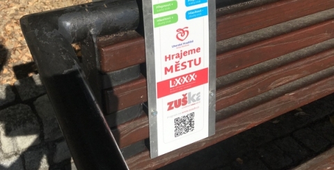 Na lavičkách ve městě hraje hudba