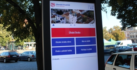 Před radnicí stojí nový panel s informacemi