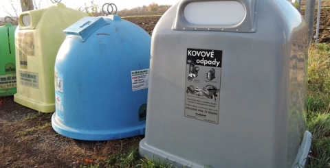 Šedý kontejner na kov