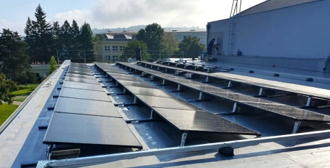 Fotovoltaická elektrárna na sportovní hale.jpg