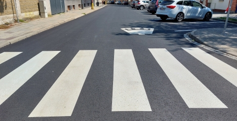 Pohled do ulice Na Splávku s novým asfaltovým povrchem a vodorovným dopravním značením 