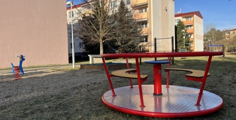 Nové prvky na dětských hřištích - kolotoč