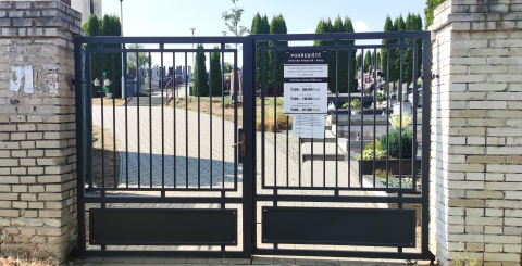 Upozornění - oprava brány na pohřebišti v Sadech