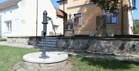 Opravená studna v městské části Vésky