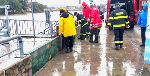 Město naistalovalo mobilní protipovodňové zábrany 