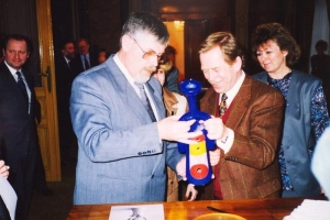 Ing. Ladislav Šupka a prezident Václav Havel při návštěvě hlavy státu v Uherském Hradišti (1992)
